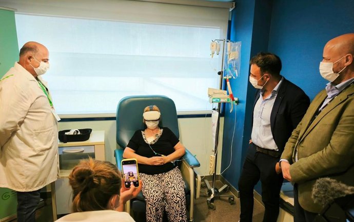 Las gafas de realidad virtual para pacientes oncológicos llegan al Hospital de Inca