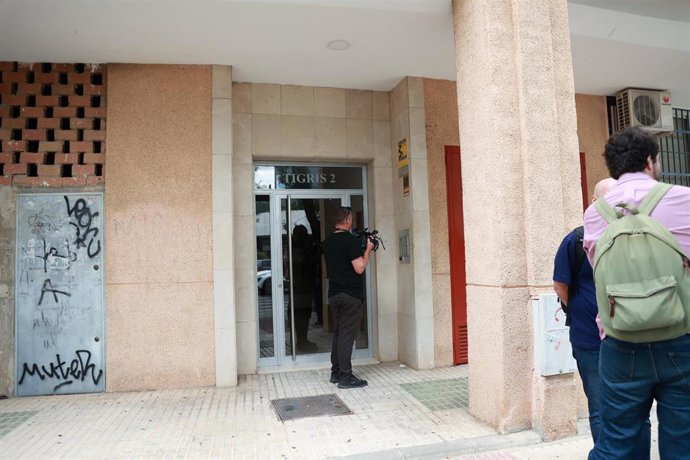 Portal en la calle Tigris 2, donde se ha producido el asesinato de una mujer. A 28 de septiembre de 2025, en Sevilla (Andalucía, España). 