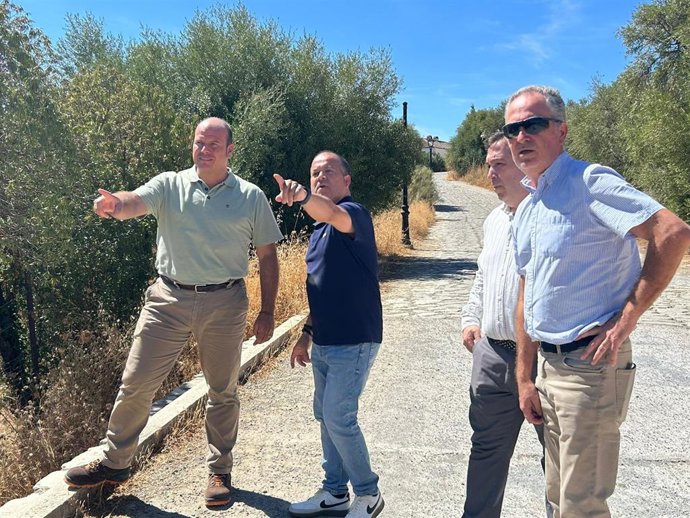 El delegado territorial de Sostenibilidad y Medio Ambiente de la Junta de Andalucía en la provincia de Cádiz, Óscar Curtido, en una visita al sendero del río Majaceite en El Bosque.