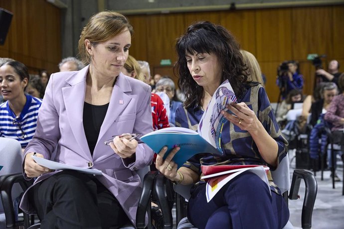 La ministra de Igualdad, Ana Redondo (d), preside junto a la ministra de Sanidad, Mónica García (i), el evento conmemorativo de los 40 Años de la Legalización del Aborto en España, en el Ministerio de Igualdad, en Madrid (España). 