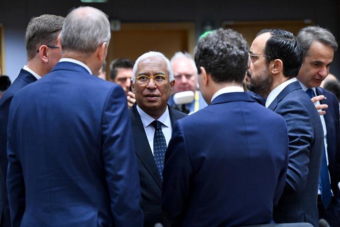 Archivo - El presidente del Consejo, Antonio Costa, rodeado de líderes europeos en la cumbre en Bruselas.