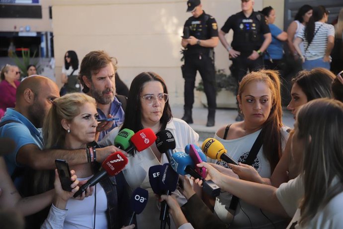 Familiares de las víctimas del Rúa Mar en la puerta de la Audiencia el primer día de juicio.