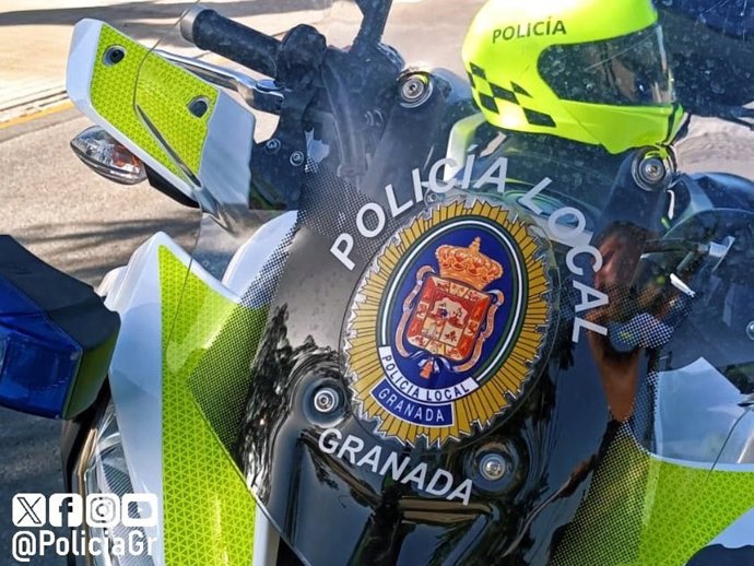 Archivo - Moto de la Policía Local de Granada, en imagen de archivo