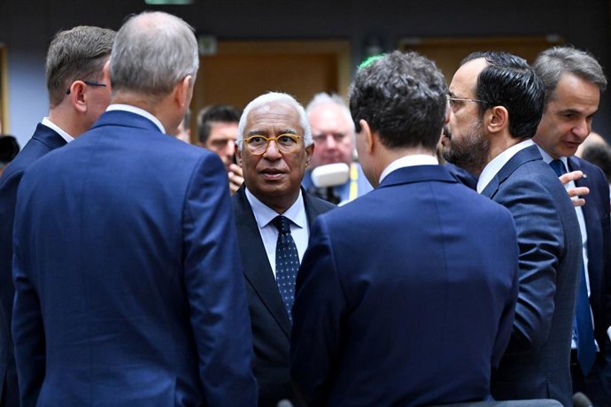 Archivo - Arquivo - O presidente do Conselho, Antonio Costa, cercado por líderes europeus na cúpula em Bruxelas.