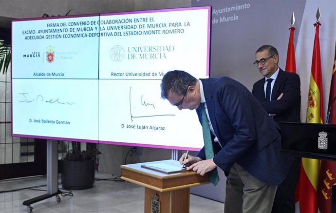El alcalde de Murcia, José Ballesta, y el rector de la Universidad de Murcia (UMU), José Luján, suscriben el acuerdo