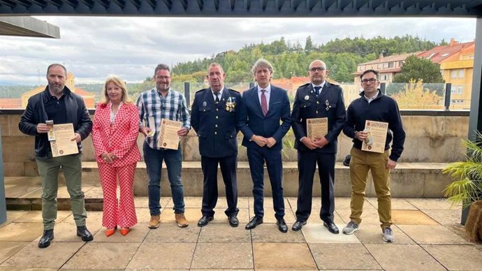 El alcalde de Soria y miembros del Ayuntamiento de la ciudad junto a los agentes galardonados.