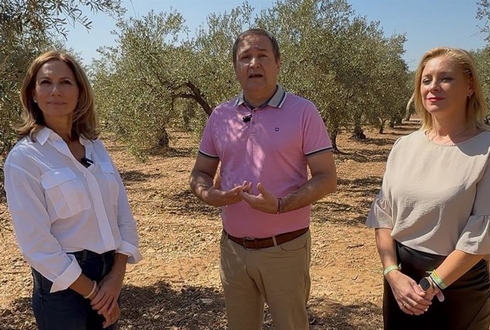 La diputada de Vox en el Congreso por Sevilla, junto al portavoz local de la formación en La Rinconada.