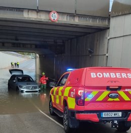 Bombers i Policia Local atenen més de 20 incidències a Castelló per les pluges, com diversos rescats de vehicles