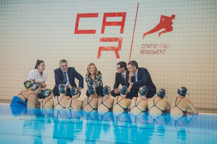 De derecha a izquierda, el presidente del Gobierno, Pedro Sánchez, junto al presidente de la Generalitat de Cataluña, Salvador Illa; la ministra de Educación, Formación Profesional y Deporte, Pilar Alegría; y el presidente del CSD, Rodríguez Uribes.