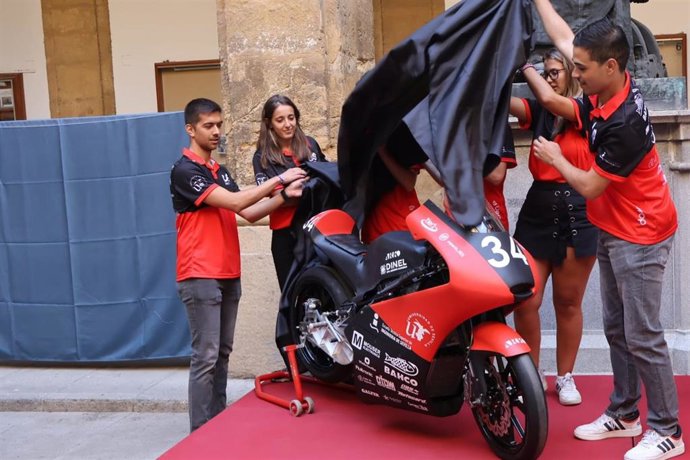 Imagen de archivo de unos alumnos descubriendo un prototipo de motocicleta.