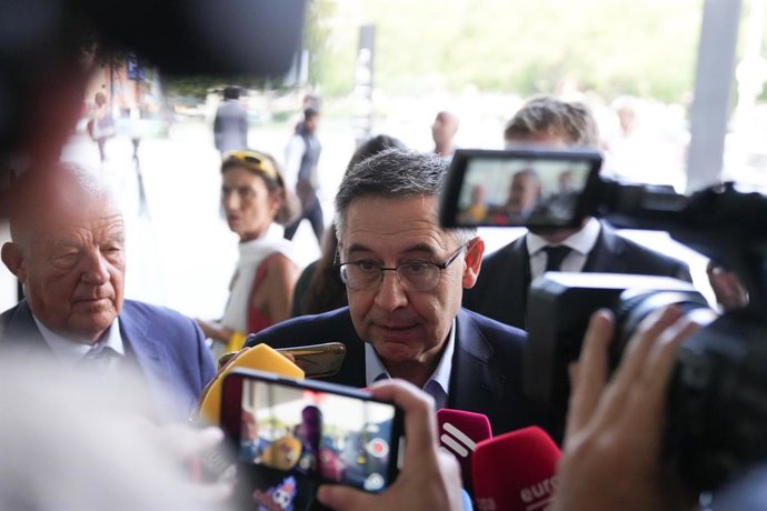 El expresidente del FC Barcelona Josep Maria Bartomeu ofrece declaraciones a los medios a su salida de declarar como investigado ante la instructora del 'caso Negreira', a 18 de septiembre de 2025, en Barcelona, Cataluña (España). Los expresidentes del FC