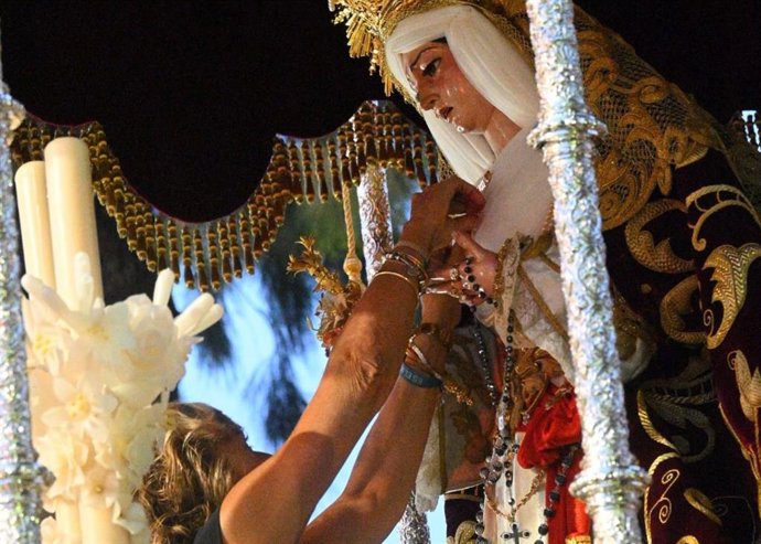 Imposición de la Medalla de Oro de San Juan de Aznalfarache a la Virgen de los Dolores.