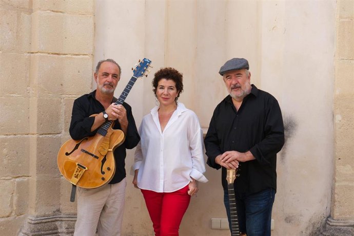 Bazz Chamber Trío en imagen de archivo.