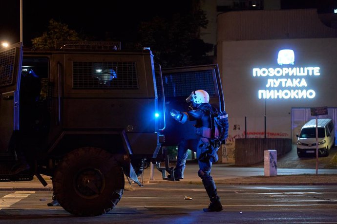 Archivo - 16 August 2025, Serbia, Belgrade: A police officer enters an armored vehicle used for crowd control. Demonstrators clashed with riot police in Belgrade as tear gas was used during days of anti-government protests. Photo: Marko Dimic/ZUMA Press W