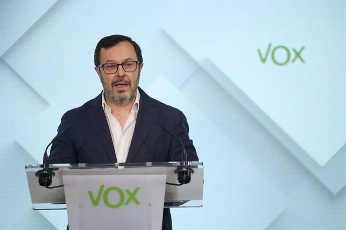 Archivo - El portavoz de Vox, José Antonio Fúster, durante una rueda de prensa, en la sede de VOX, a 12 de febrero de 2025, en Madrid (España). Durante la rueda de prensa, los concejales de VOX en los diferentes Ayuntamientos de España donde VOX gobierna,