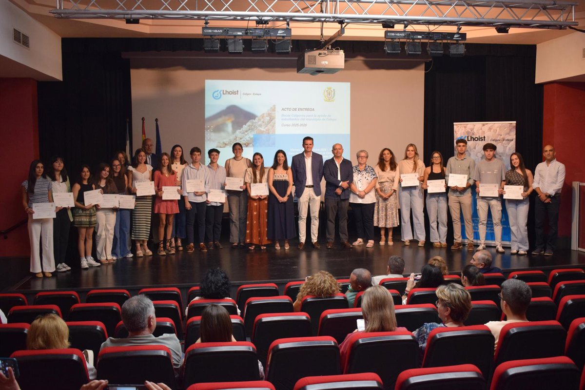Un total de 16 jóvenes de Estepa (Sevilla) reciben las becas de formación superior de Calgovsa