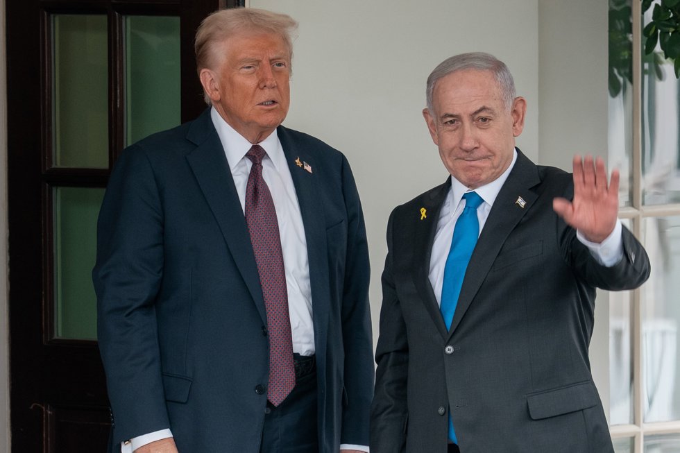 Donald Trump recibe al primer ministro de Israel Benjamin Netanyahu en el ala oeste de la Casa Blanca antes de su reunión. 