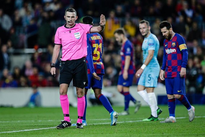 Archivo - El árbitro Michael Oliver durante el partido de la UEFA Champions League entre el FC Barcelona y el Slavia Praga en el Estadio Camp Nou de Barcelona