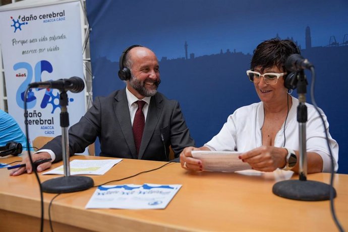El vicepresidente primero de la Diputación de Cádiz, Juancho Ortiz, y la presidenta de la asociación Adacca, Ana María Pérez Vargas, en un programa de radio grabado en el Palacio Provincial.