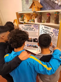 La exposición Casetes-Niu d'Oriol Badia en la biblioteca Torras i Bages de Vilafranca del Penedès (Barcelona)