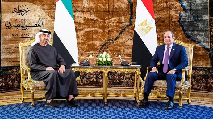 O presidente egípcio Abdelfattah al-Sisi e o chefe de Estado dos Emirados Árabes Unidos Mohammed bin Zayed al-Nahyan