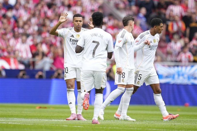 El delantero español Kylian Mbappé celebra un gol con sus compañeros del Real Madrid ante el Atlético de Madrid en un partido de LaLiga EA Sports en el Riyadh Air Metropolitano.