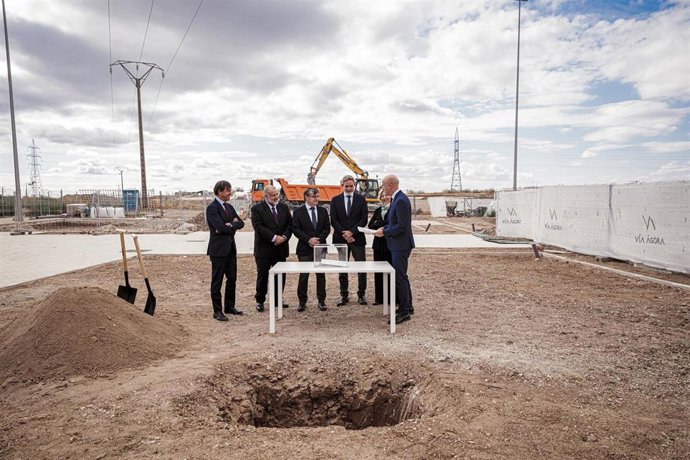El delegado del Área de Gobierno de Políticas de Vivienda del Ayuntamiento, Álvaro Gónzalez; el presidente de Los Cerros,  Miguel Díaz; y el viceconsejero de Medio Ambiente, Rafael García, en el acto de primera piedra de Los Cerros.