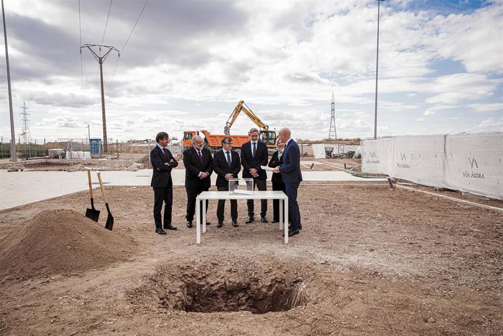 El delegado del Área de Gobierno de Políticas de Vivienda del Ayuntamiento, Álvaro Gónzalez; el presidente de Los Cerros,  Miguel Díaz; y el viceconsejero de Medio Ambiente, Rafael García, en el acto de primera piedra de Los Cerros.