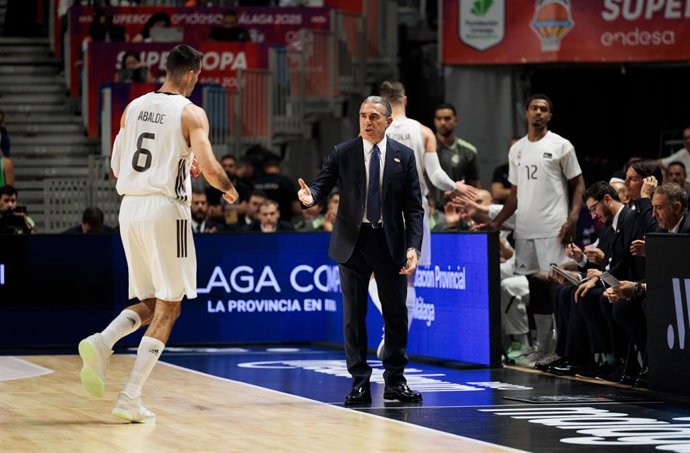 Sergio Scariolo saluda a Alberto Abalde durante la Supercopa Endesa 2025