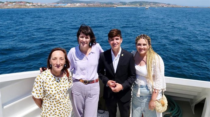 Archivo - La portavoz nacional del BNG, Ana Pontón, junto al alcalde de Ribeira, Luís Pérez, en la celebración del Día del Carmen.