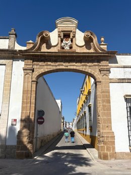 Arco de la Santísima Trinidad, en la Plaza de Los Jazmines, ya restaurado.