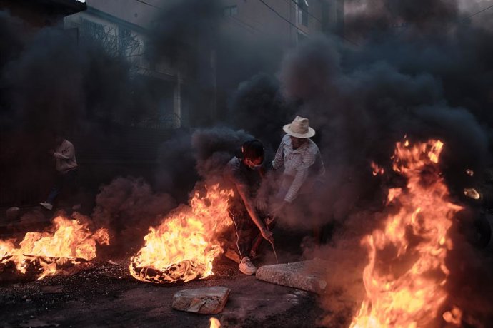25 September 2025, Madagascar, Antananarivo: Protesters burning tires and placing large concrete blocks in the streets during a protest organized by the Gen Z movement to denounce water and power shortages and government mismanagement. Photo: Iako Randria