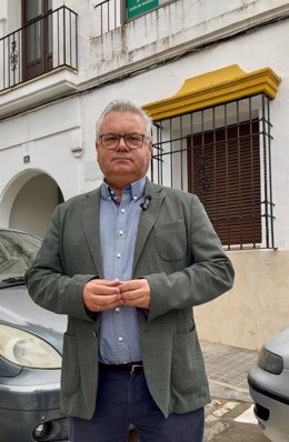 Esteban Morales, ante el Centro de Salud de Guadalcázar.