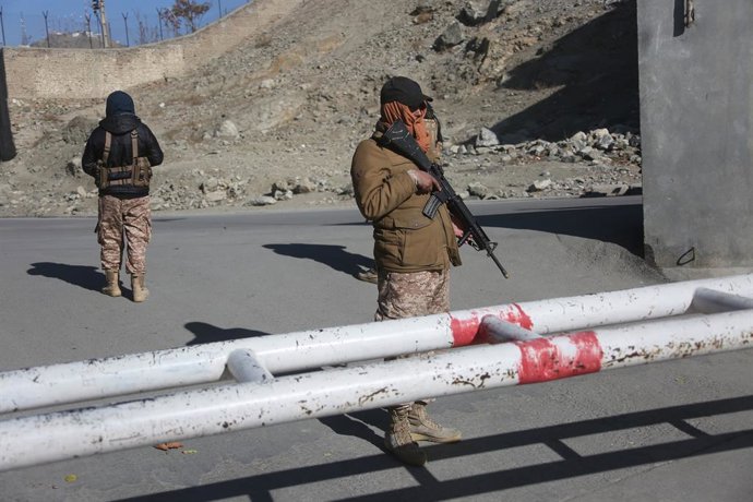 Archivo - KABUL, Dec. 12, 2024  -- Security force members are seen outside the gate of the ministry for refugees and repatriation of the Afghan caretaker government in Kabul, Afghanistan, Dec. 12, 2024. The extremist militant group Islamic State (IS) has 