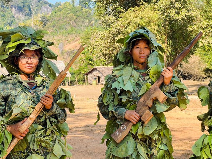 Archivo - January 8, 2025, Kayin State, Myanmar: New female junior recruits (PDFs) with wooden 'dummy' rifles and green camouflage during a training session in Myanmars remote Kayin State. A group of young Burmese people undertake daily training in a boot