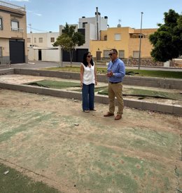 La concejala de Urbanismo y Medio Ambiente de La Mojonera (Almería), Rocío Vega, junto al alcalde, José Miguel Hernández, durante la visita a la zona de actuación.