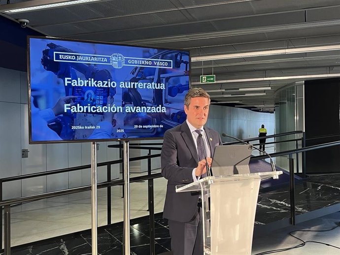 El consejero de Industria, Transición Energética y Sostenibilidad, Mikel Jauregi, en la rueda de prensa previa a la reunión