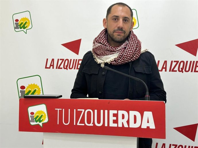 Archivo - El coordinador provincial de IU en Córdoba, Sebastián Pérez, con el pañuelo palestino, en una imagen de archivo.