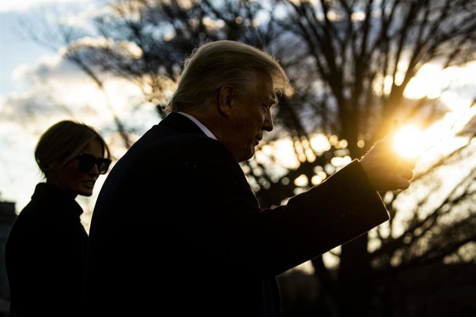 Archivo - El Presidente de los Estados Unidos, Donald Trump, abandona la Casa Blanca acompañado de la primera dama, Melania Trump, antes de subirse en el Marine One en el Jardín Sur de la Casa Blanca, en Washington D.C., Estados Unidos, a 20 de enero de 2