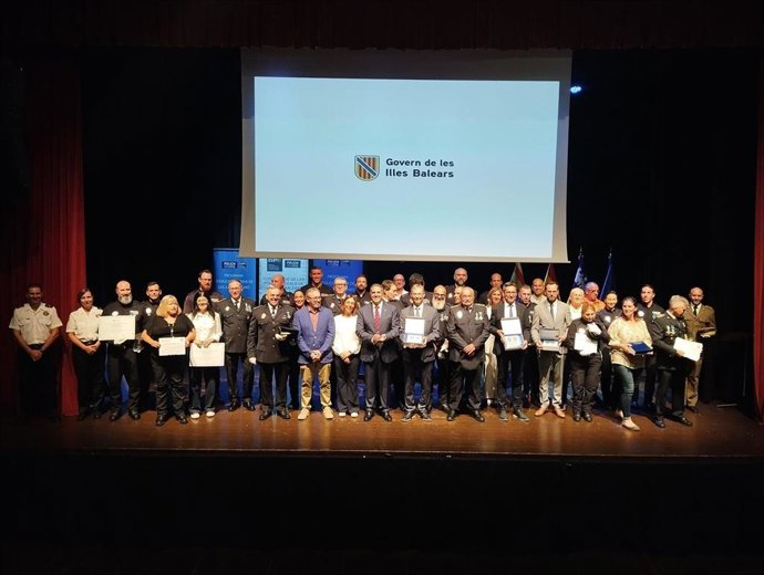 El Govern reconoce la labor de las policías locales de Menorca con 15 Cruces al Mérito Policial