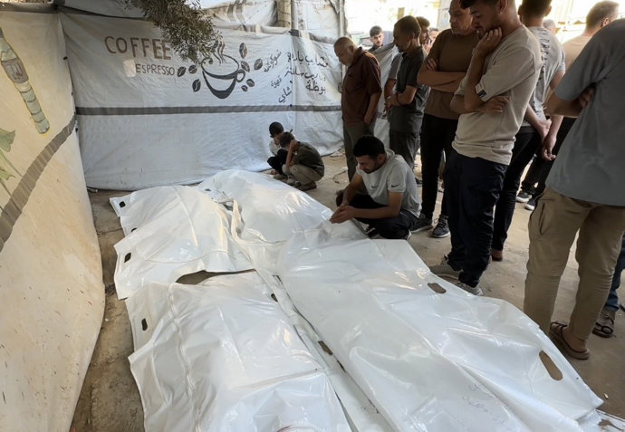 Cadáveres recebidos no Hospital Al Auda em Nuseirat, no centro da Faixa de Gaza