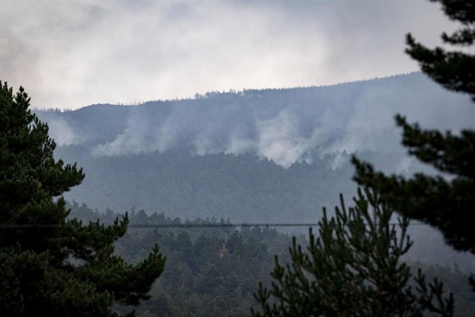 Vista del incendio en el entorno del Pico del Lobo desde la estación de esquí de La Pinilla, a 28 de septiembre de 2025, en La Pinilla, en Segovia, Castilla y León (España). La Junta de Castilla y León ha declarado un incendio de Índice de Gravedad Potenc