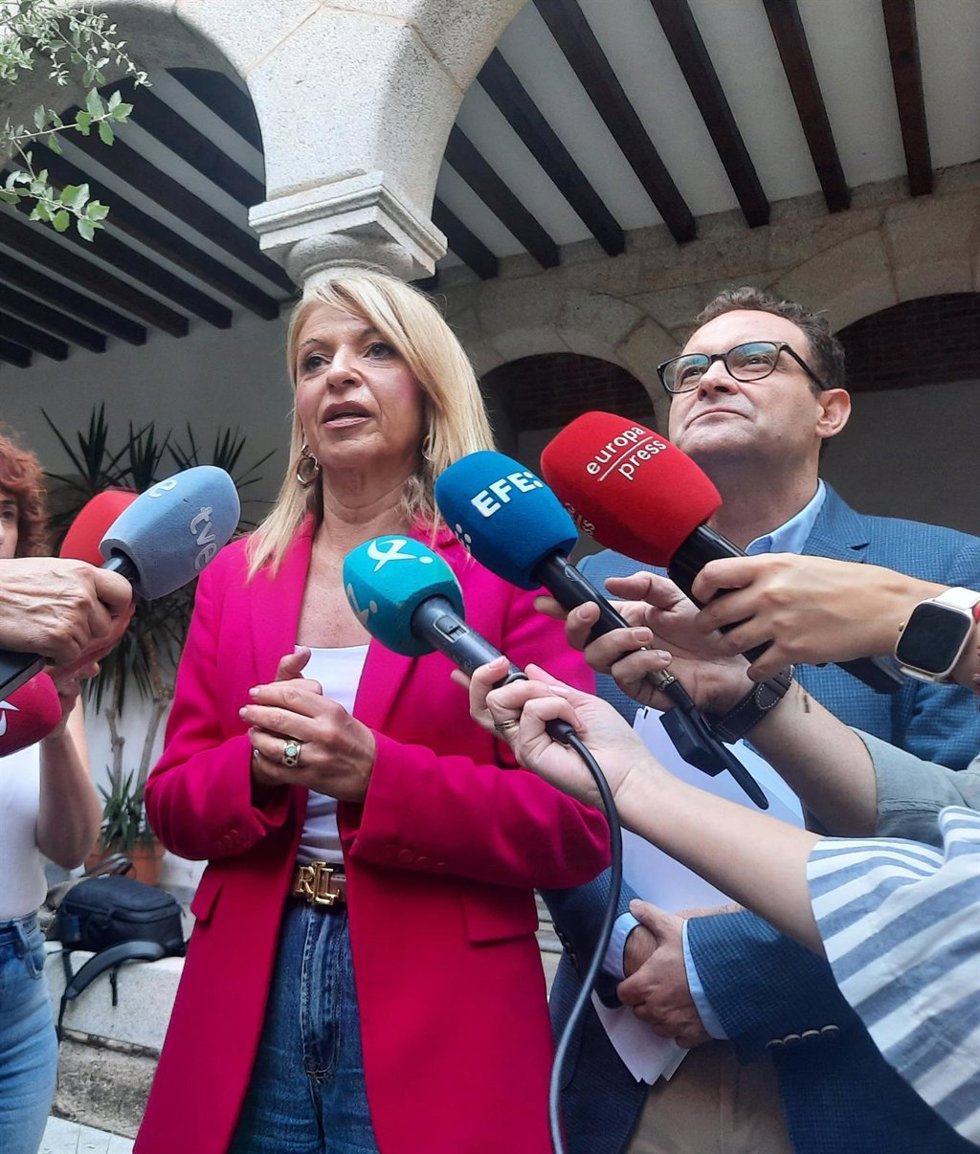 La portavoz del PSOE en la Asamblea, Piedad Álvarez, y el diputado Jorge Amado en declaraciones a los medios tras la reunión con la presidenta de la Junta, María Guardiola, para abordar los Presupuestos extremeños de 2026
