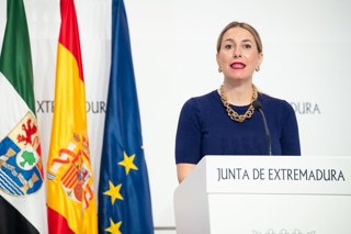 Archivo - La presidenta de la Junta de Extremadura, María Guardiola, en rueda de prensa en mérida