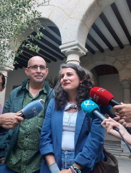 La portavoz de Unidas por Extremadura, Irene de Miguel, y el diputado José Antonio González Frutos, en declaraciones a los medios tras la reunión inicial con la presidenta de la Junta, María Guardiola, para abordar los PGEx 2026