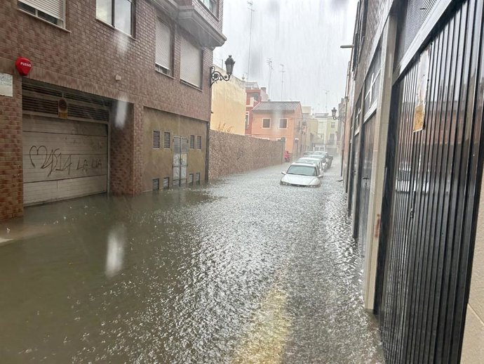 Imagen de la calle Travesera del Sueco, Sueca, durante las lluvias de este lunes