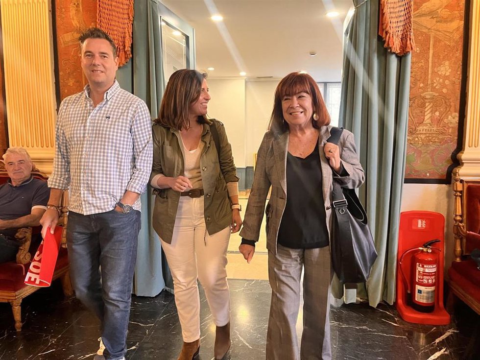 El secretario de Organización del PSOE de Castilla y León, Daniel De la Rosa; la secretaria general del PSOE de Burgos, Esther Peña, y la presidenta del PSOE, Cristina Narbona, en el acto del PSOE de Burgos.