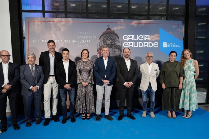 O presidente da Xunta, Alfonso Rueda, acompañado do conselleiro de Cultura, Lingua e Xuventude, José López Campos, e do director de Turismo de Galicia, Xosé Merelles, participa no acto de presentación da campaña de promoción turística de Galicia.