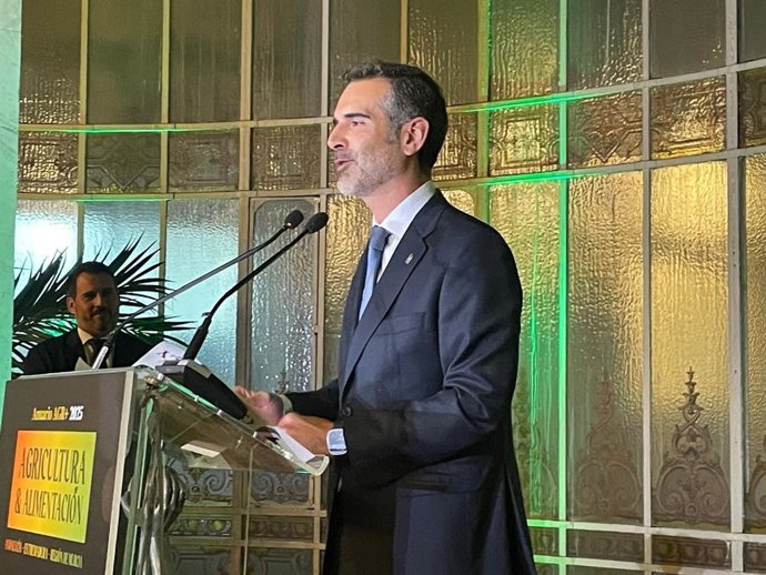 El consejero de Agricultura, Pesca, Agua y Desarrollo Rural, Ramón Fernández-Pacheco, durante su intervención en la presentación del anuario agro de Grupo Joly.