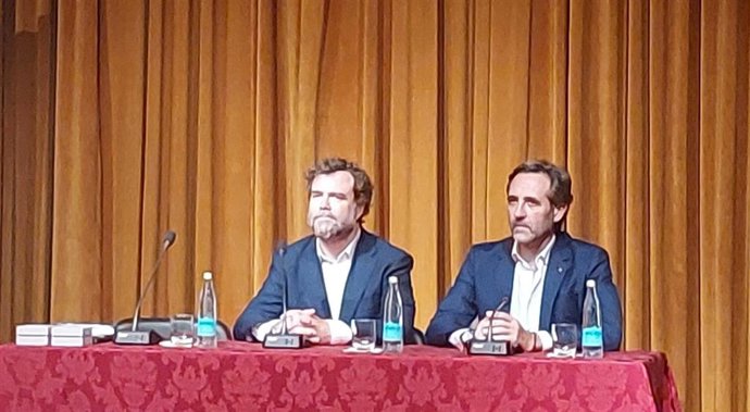 El exdirigente de Vox Iván Espinosa de los Monteros, durante la presentación en Palma de su libro 'España tiene solución. Hacia un futuro brillante y próspero', junto al expresidente del Govern y ex eurodiputado José Ramón Bauzá